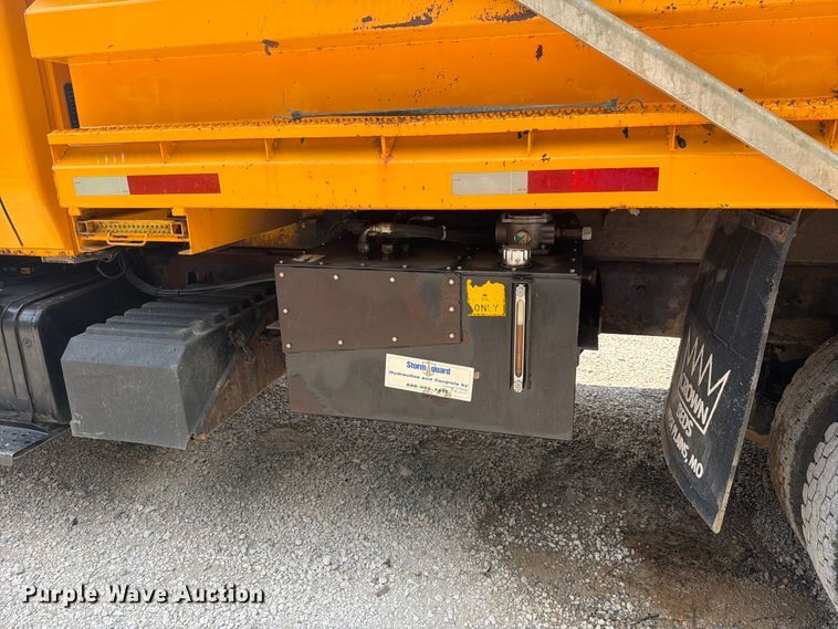 image for item EO8666 2006 International 7400 dump truck