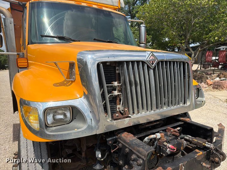 image for item EO8666 2006 International 7400 dump truck