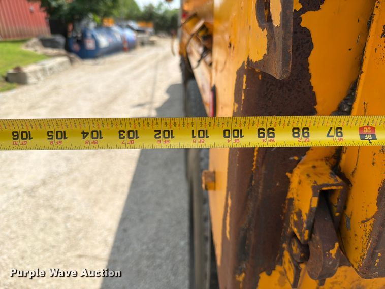 image for item EO8666 2006 International 7400 dump truck