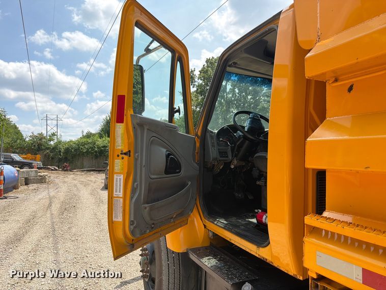 image for item EO8666 2006 International 7400 dump truck