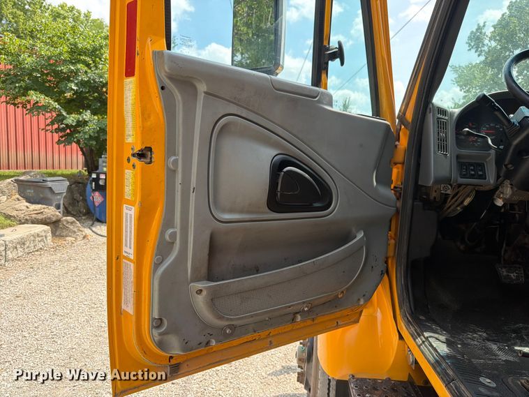image for item EO8666 2006 International 7400 dump truck