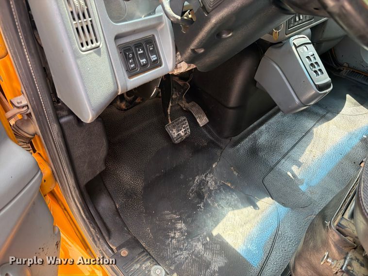 image for item EO8666 2006 International 7400 dump truck