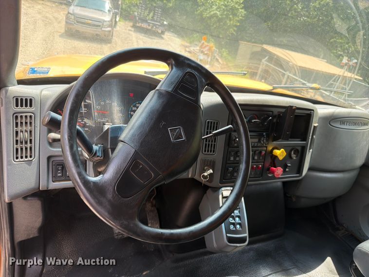 image for item EO8666 2006 International 7400 dump truck