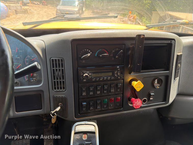 image for item EO8666 2006 International 7400 dump truck