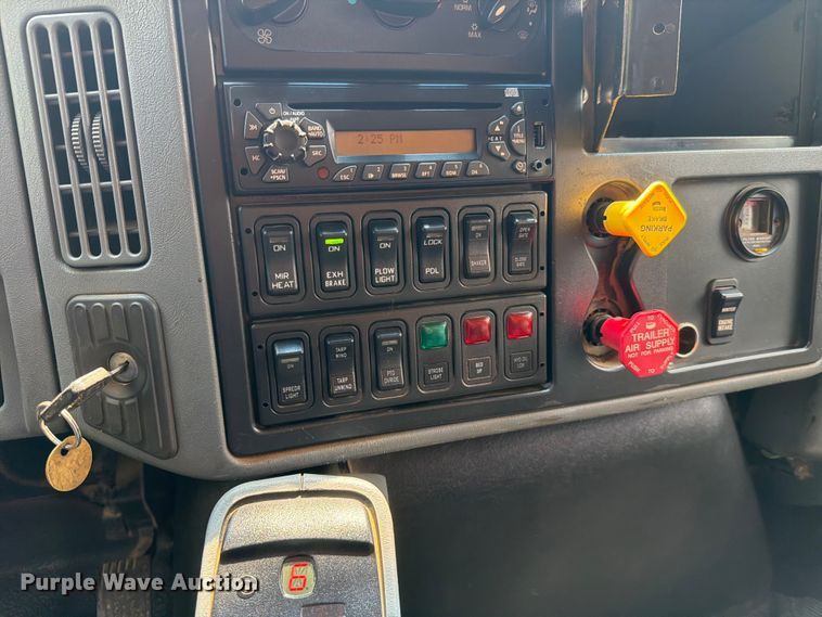 image for item EO8666 2006 International 7400 dump truck