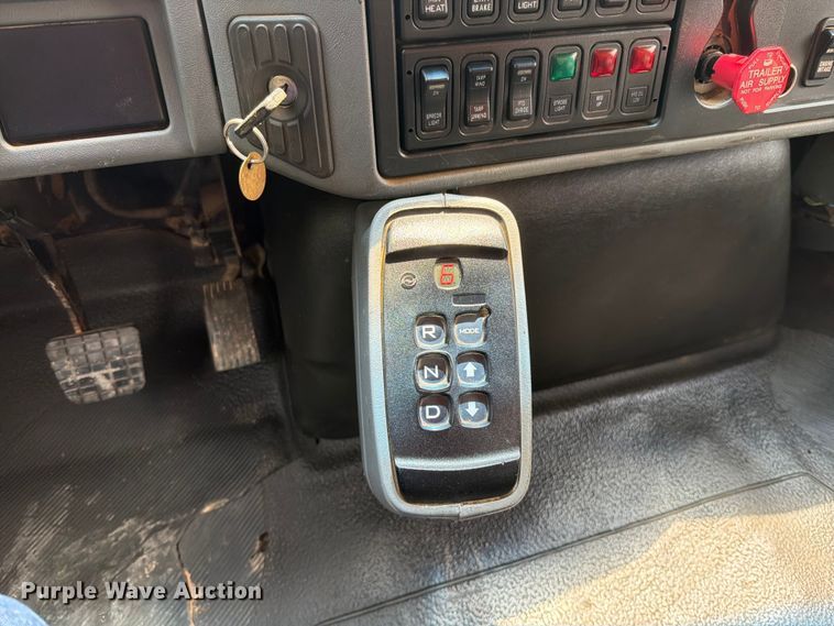 image for item EO8666 2006 International 7400 dump truck
