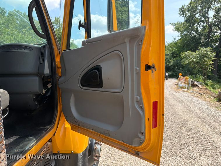 image for item EO8666 2006 International 7400 dump truck