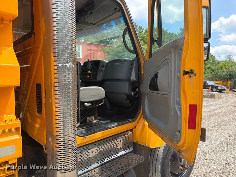 image for item EO8666 2006 International 7400 dump truck