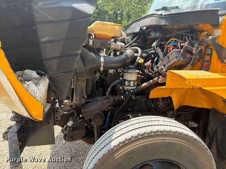 image for item EO8666 2006 International 7400 dump truck