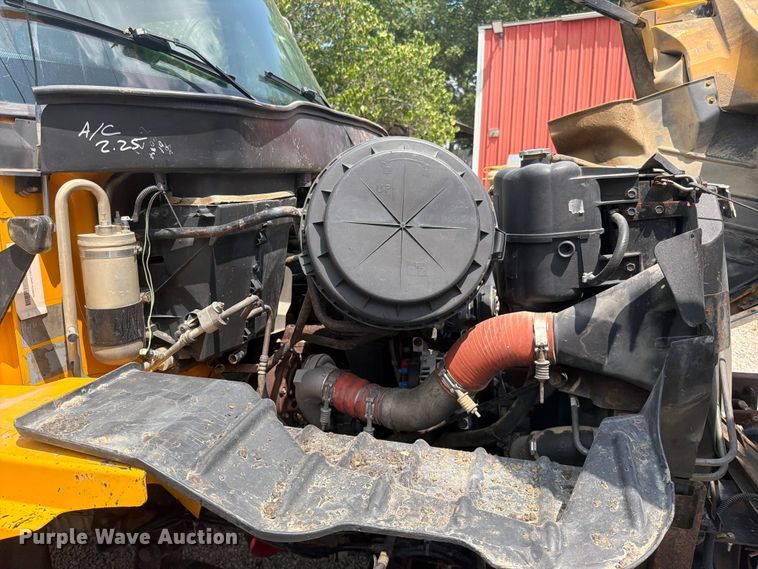 image for item EO8666 2006 International 7400 dump truck