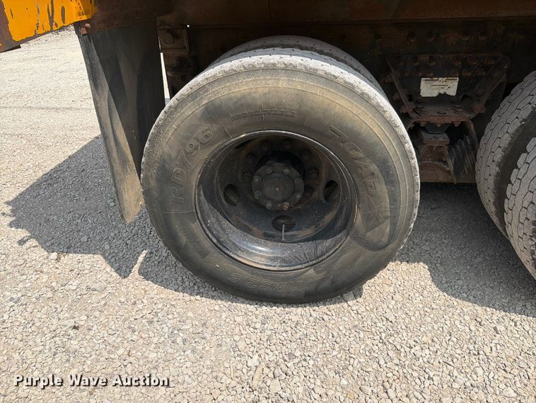 image for item EO8666 2006 International 7400 dump truck