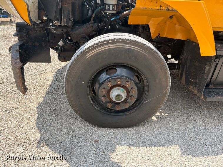 image for item EO8666 2006 International 7400 dump truck