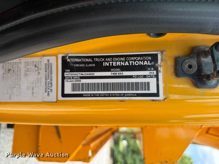 image for item EO8666 2006 International 7400 dump truck