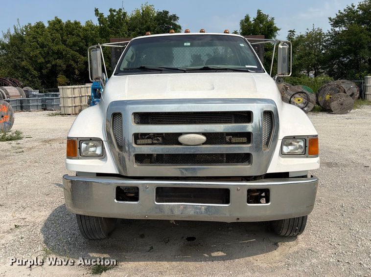 image for item EO8677 2007 Ford F650 Super Duty flatbed truck