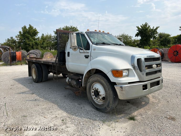 image for item EO8677 2007 Ford F650 Super Duty flatbed truck