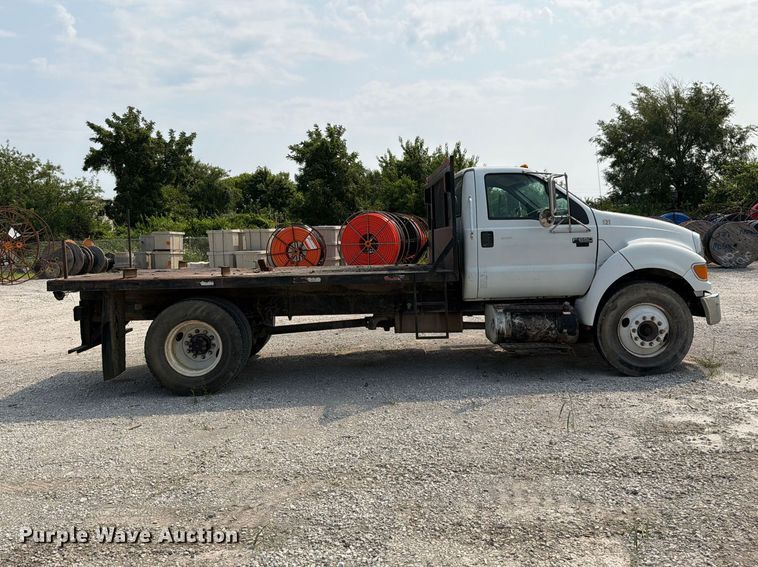 image for item EO8677 2007 Ford F650 Super Duty flatbed truck