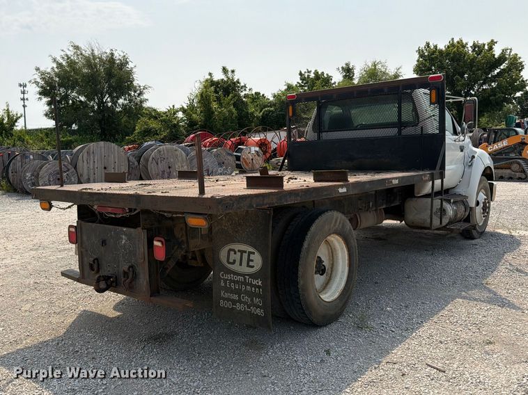 image for item EO8677 2007 Ford F650 Super Duty flatbed truck