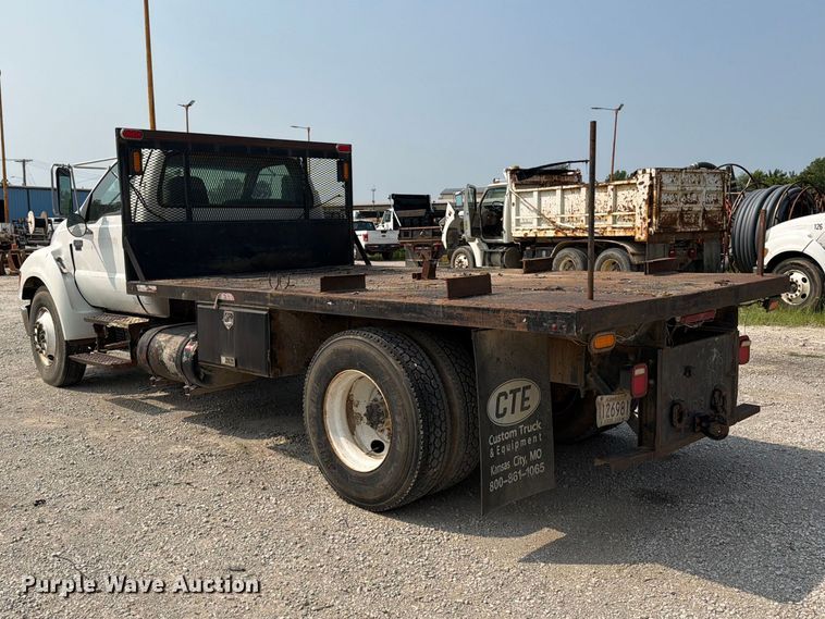 image for item EO8677 2007 Ford F650 Super Duty flatbed truck
