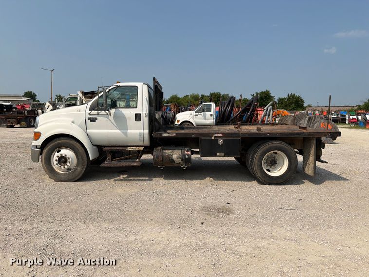 image for item EO8677 2007 Ford F650 Super Duty flatbed truck