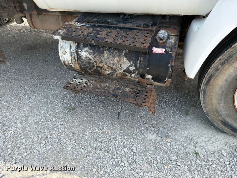 image for item EO8677 2007 Ford F650 Super Duty flatbed truck