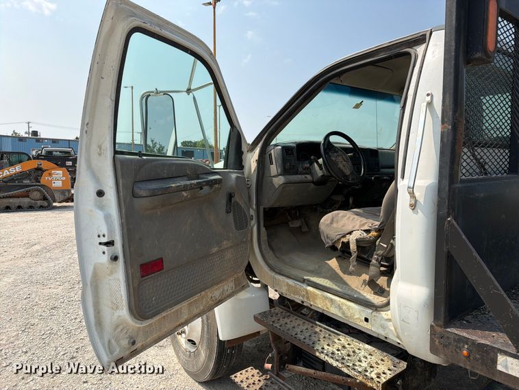 image for item EO8677 2007 Ford F650 Super Duty flatbed truck