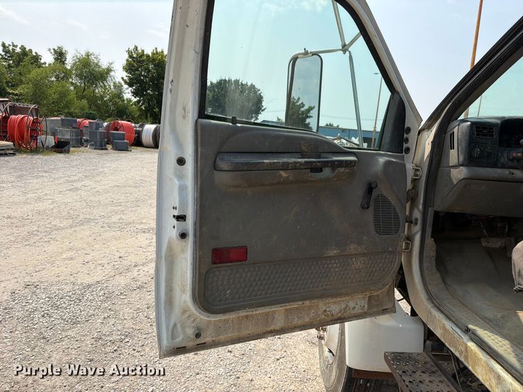 image for item EO8677 2007 Ford F650 Super Duty flatbed truck