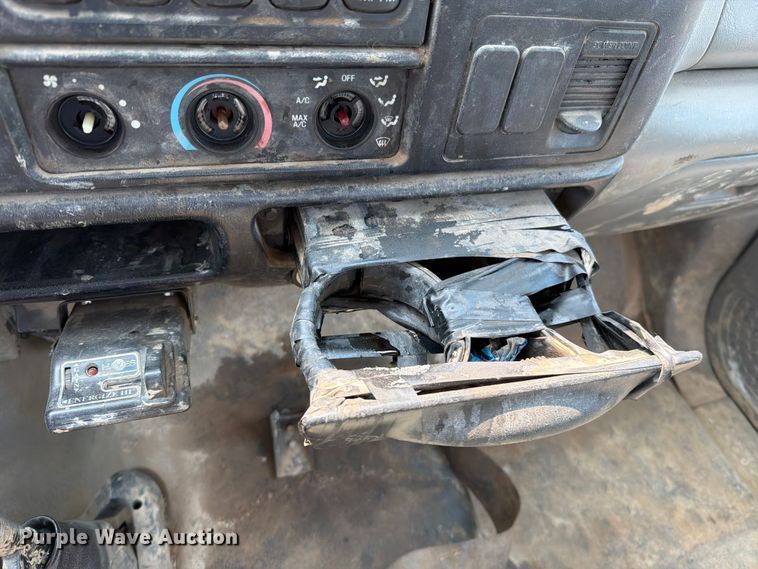 image for item EO8677 2007 Ford F650 Super Duty flatbed truck