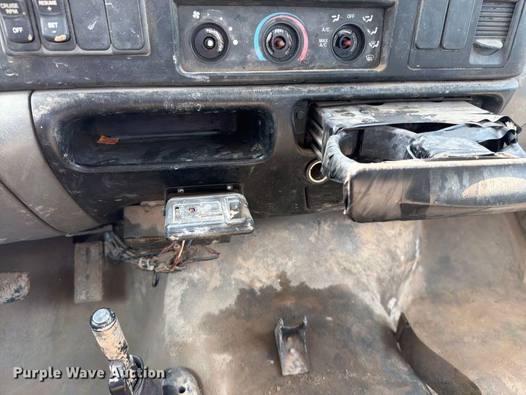 image for item EO8677 2007 Ford F650 Super Duty flatbed truck
