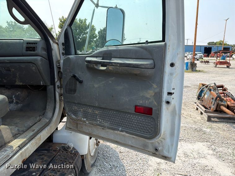 image for item EO8677 2007 Ford F650 Super Duty flatbed truck