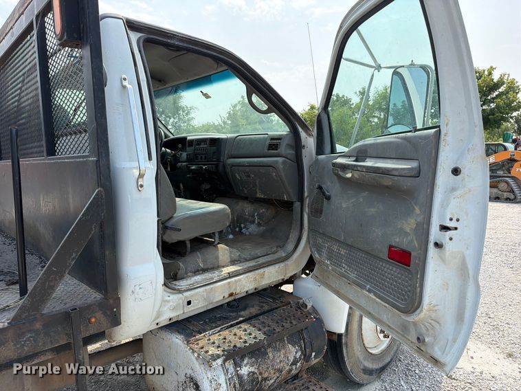 image for item EO8677 2007 Ford F650 Super Duty flatbed truck