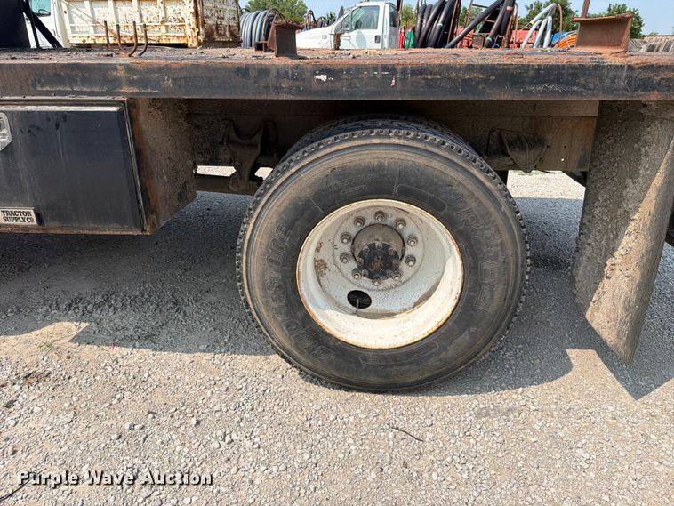 image for item EO8677 2007 Ford F650 Super Duty flatbed truck