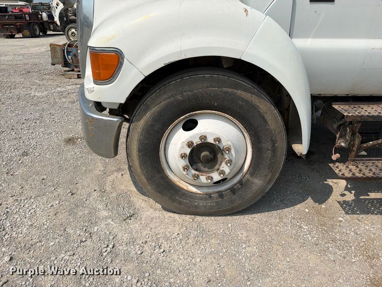 image for item EO8677 2007 Ford F650 Super Duty flatbed truck