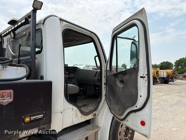 image for item EO8679 2012 Freightliner Business Class M2 dump flatbed truck