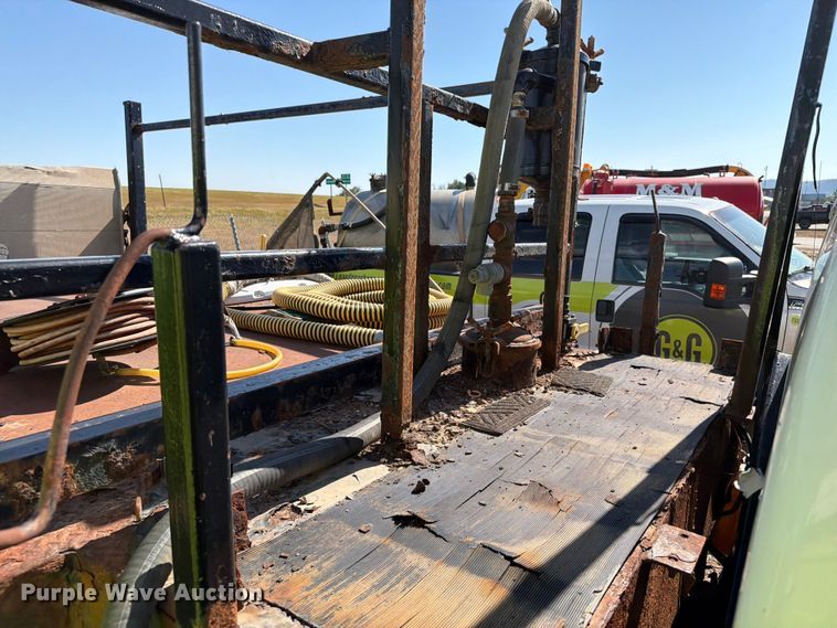 image for item ER1895 2013 Ford F550 vacuum truck