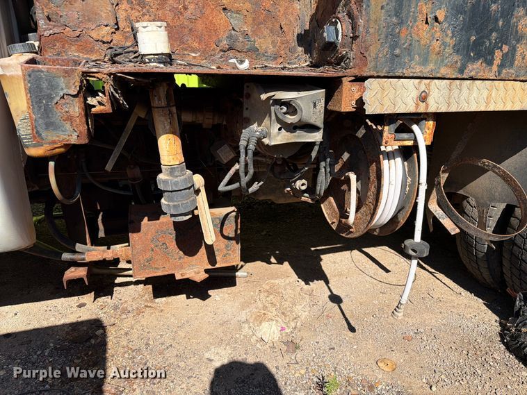 image for item ER1895 2013 Ford F550 vacuum truck