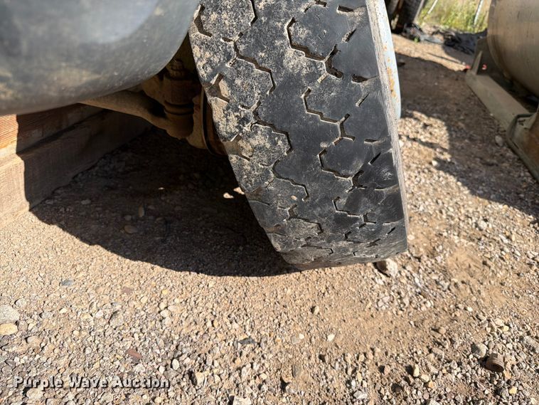 image for item ER1895 2013 Ford F550 vacuum truck