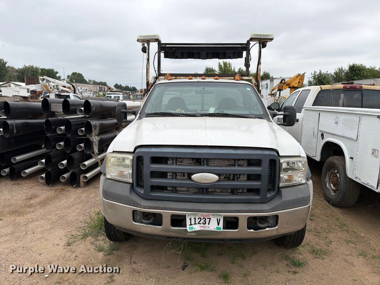 image for item ER1906 2006 Ford F450 flatbed truck