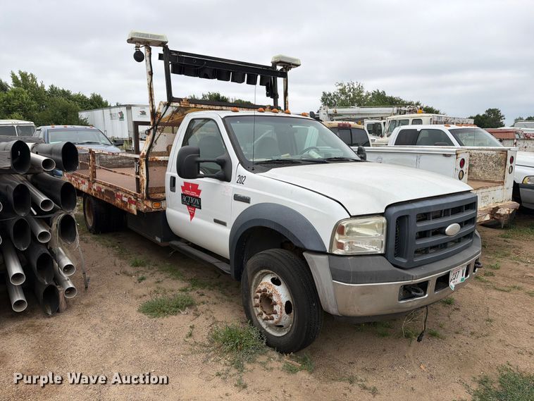 image for item ER1906 2006 Ford F450 flatbed truck