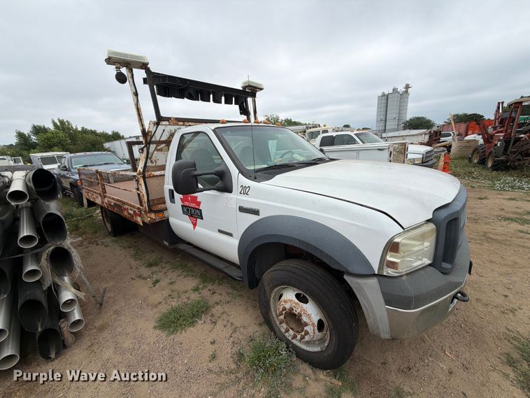 image for item ER1906 2006 Ford F450 flatbed truck