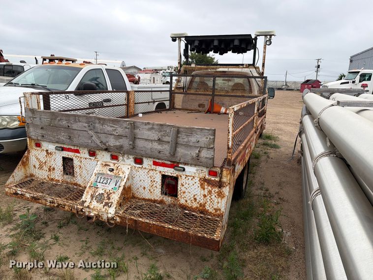 image for item ER1906 2006 Ford F450 flatbed truck
