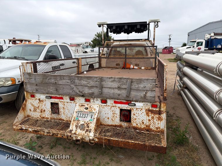 image for item ER1906 2006 Ford F450 flatbed truck