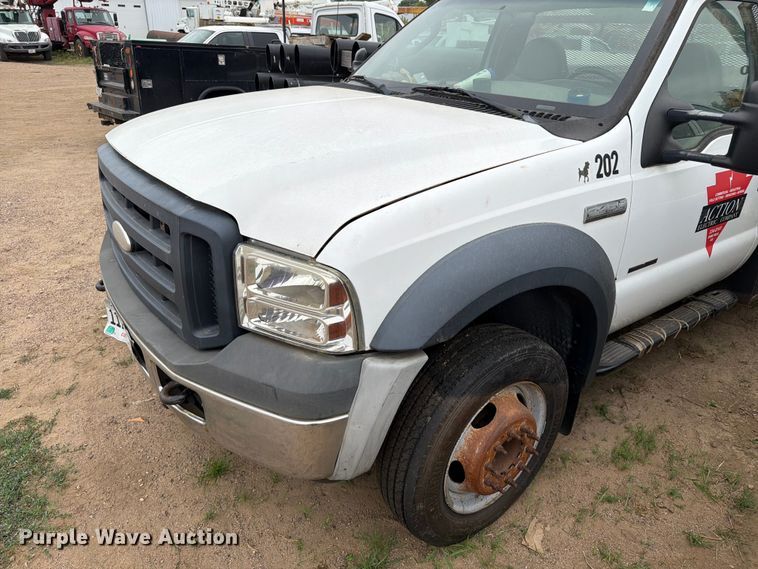 image for item ER1906 2006 Ford F450 flatbed truck