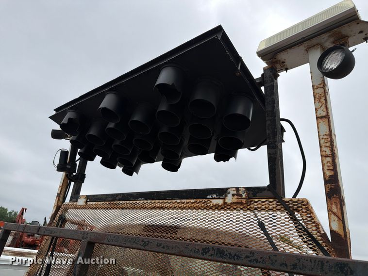 image for item ER1906 2006 Ford F450 flatbed truck