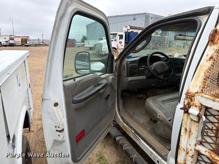 image for item ER1906 2006 Ford F450 flatbed truck