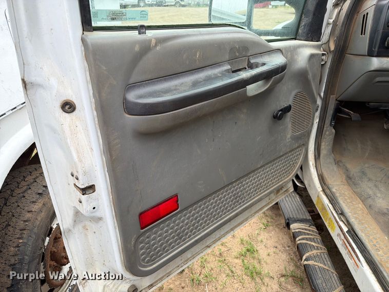 image for item ER1906 2006 Ford F450 flatbed truck