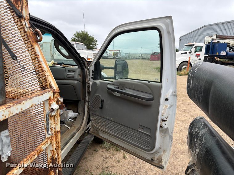 image for item ER1906 2006 Ford F450 flatbed truck