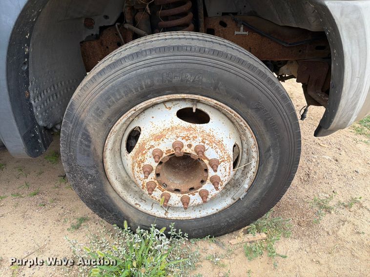 image for item ER1906 2006 Ford F450 flatbed truck