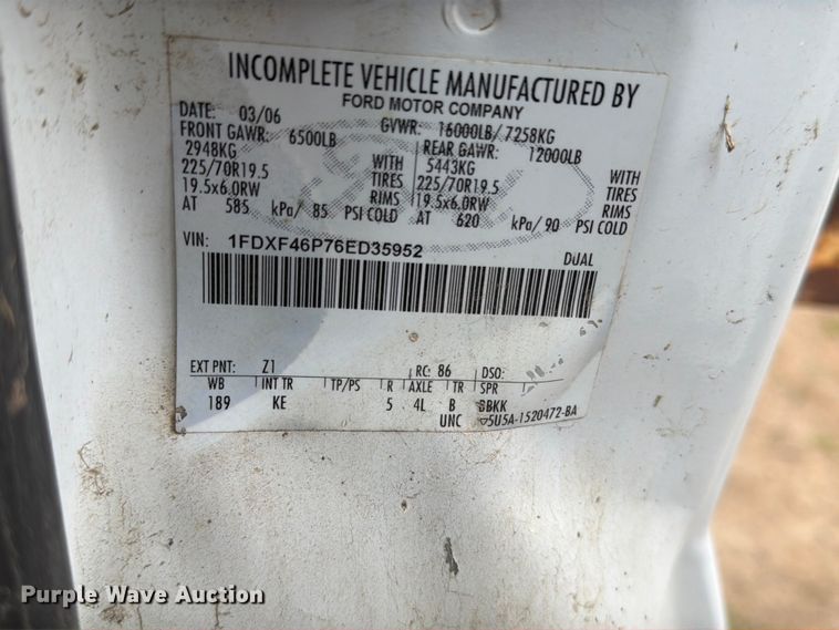 image for item ER1906 2006 Ford F450 flatbed truck