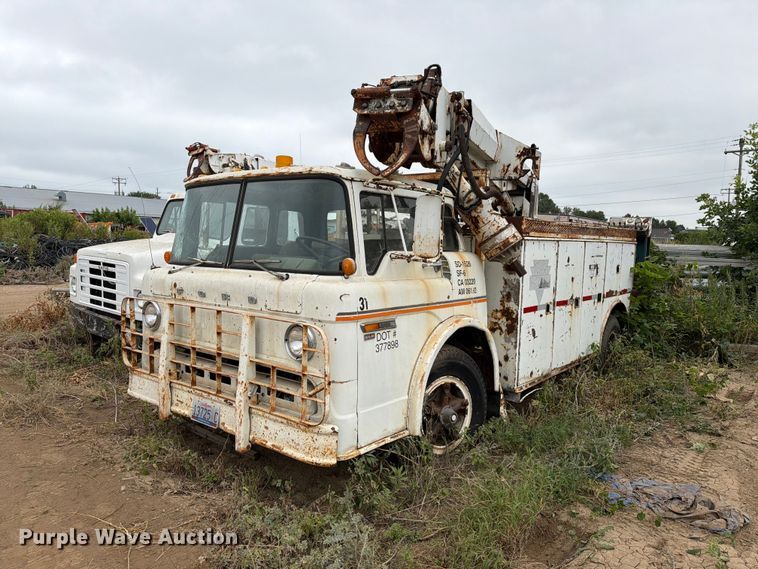 1981 Ford C800 digger derrick truck