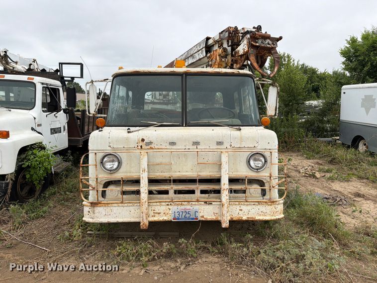 image for item ER1910 1981 Ford C800 digger derrick truck